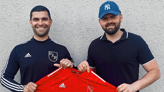 Neu im Rheinstadion: Sportchef Kai Schillinger (links) begrüßt Andreas Rügert, der vom TuS Efringen-Kirchen zum VfR Bad Bellingen wechselt.