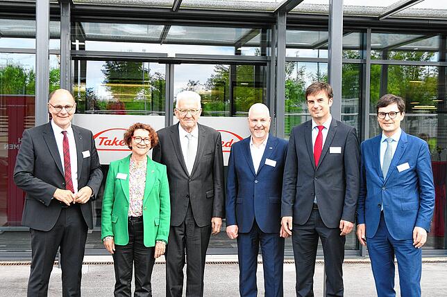 Die Besuchergruppe in zivil (von links): Singens Oberbürgermeister Bernd Häusler, Landtagsabgeordnete Dorothea Wehinger (Grüne), ...