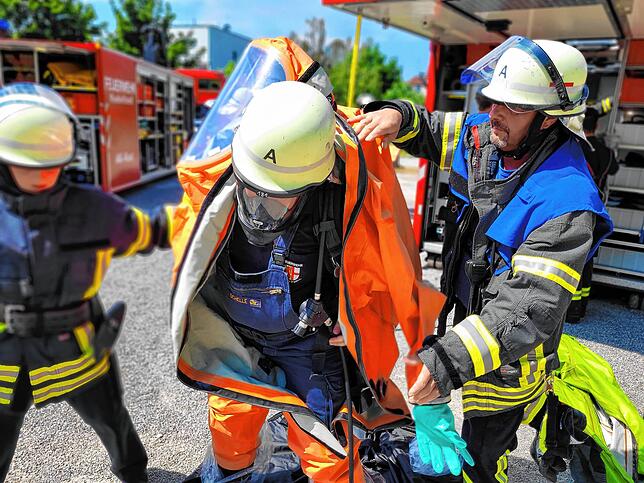 Üben für den Ernstfall: Weil ein Unfall mit Gefahrengut simuliert wurde, mussten die Feuerwehrleute in spezielle Schutzanzüge schlüpfen.