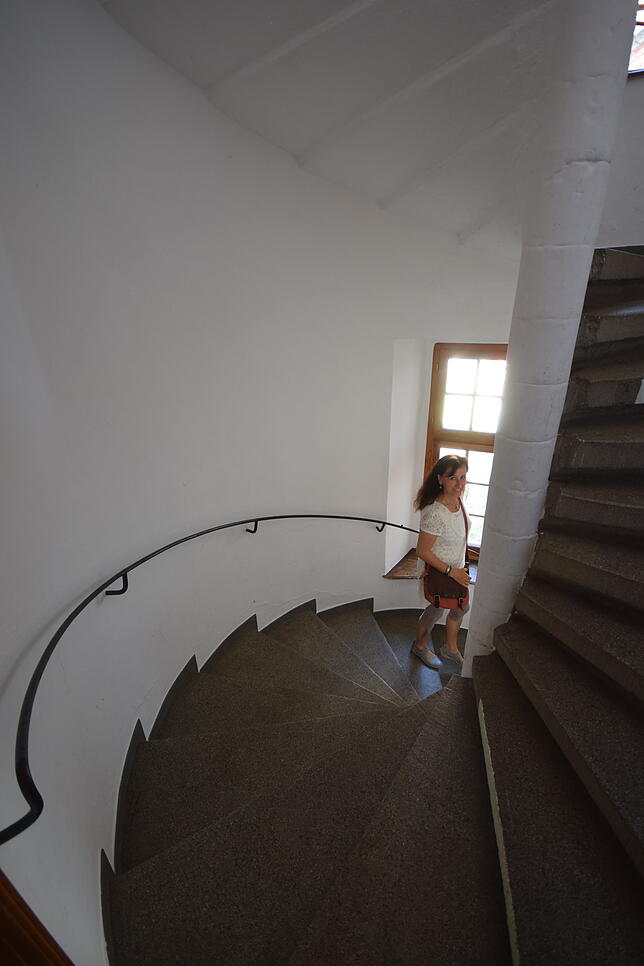 Roswitha Merazzi läuft hier eine der Steintreppen im Schloss hinunter. Es gibt viele Stockwerke.