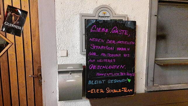 Bild : Kneipen und Restaurants müssen um 18 Uhr schließen. Ganz pünktlich klappte das in Konstanz nicht. Aber um 19 Uhr war alles dicht