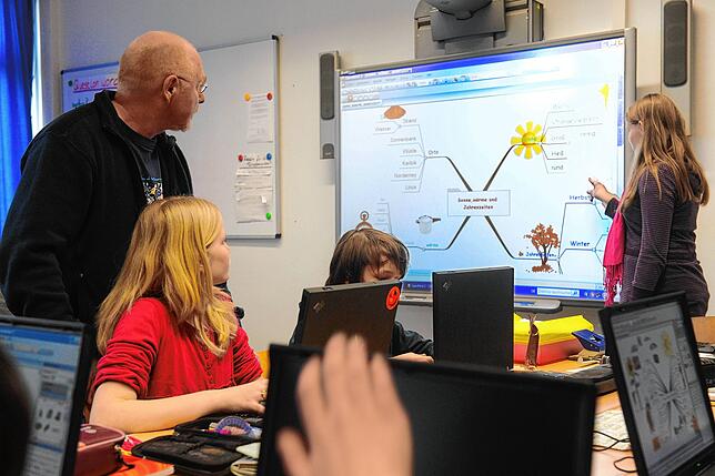 Ein Whiteboard ersetzt die ursprüngliche Kreidetafel. Der Digitalpack ermöglicht der Wildenstein-Grundschule in Leibertingen die ...