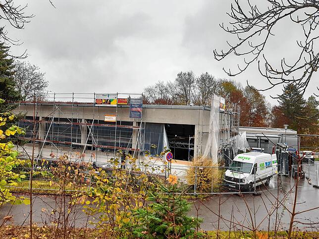 Ein Blick von außen auf die Baustelle in Donaueschingen.