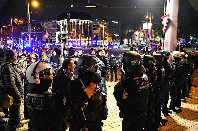 Ein Bild aus Mannheim – hier versammelten sich 2000 Impfgegner und Corona-Skeptiker, trotz Verbotes.