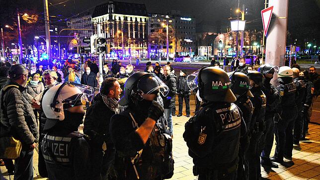 Ein Bild aus Mannheim &ndash; hier versammelten sich 2000 Impfgegner und Corona-Skeptiker, trotz Verbotes.