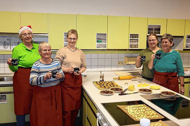 Eine kurze Pause mit einem warmen Kakao gönnen sich die Landfrauen Susanna Krüsch, Rosmarie Weisser, Anja Popp, Nicole Krien und Gaby ...