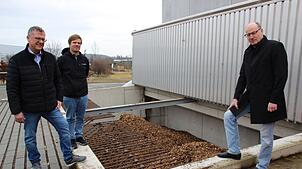 Bürgermeister Joachim Grüner, Projektleiter Jan Weber und Solarcomplex-Vorstand Bene Müller (von links) zeigen die Größe des ...
