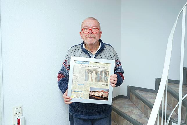 Freddy Golz hält stolz einen Zeitungsartikel aus erfolgreichen Zeiten in der Hand – danach folgten Firmeninsolvenz, Scheidung und ...
