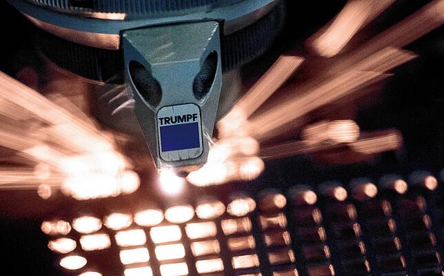 Ein Laser schneidet ein Blech. Der Maschinenbauer Trumpf ist Pionier dieser Technologie, die sich immer weiter durchsetzt.