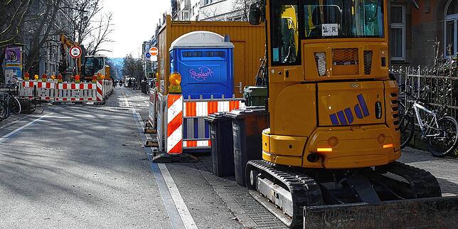 Kurz vor der Baustelle ist auf dem Parkstreifen im Moment Baugerät abgestellt.