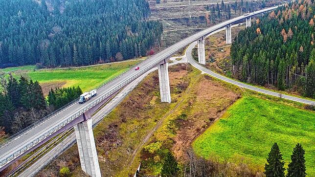 Neben der bestehenden &ndash; hier eine Aufnahme von Novmeber 2022 &ndash; soll eine zweite Brücke über das Gauchachtal entstehen. Das ...