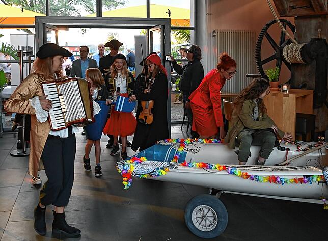Die Piraten spielen zum Einzug und die Gäste laufen hinterher.