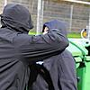 (Symbolbild) In einem Hinterhof fielen die Täter über ihr Opfer her und nahmen ihm Wertsachen ab.