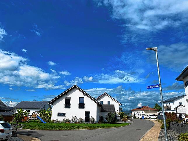 Viele Besitzer von Neubauten wie hier im Gebiet Eizen müssen Niederschlagswassergebühr nachzahlen.