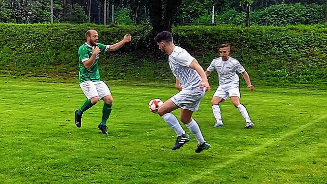 Zumeist war die Spielgemeinschaft aus Marbach und Rietheim (weißes Trikot) gegen Bräunlingen im Kampf um den Ball in Überzahl.