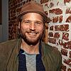 Sebastian Ströbel wurde in Karlsruhe geboren, wuchs in Ravensburg auf und lebte heute mit seiner Familie in Hamburg.