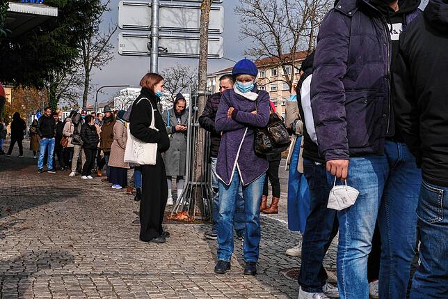 Hunderte Menschen lassen sich beim Impftag im Rahmen des Martinimarkts in Singen immunisieren. Der Großteil der Menschen wird zum ersten ...