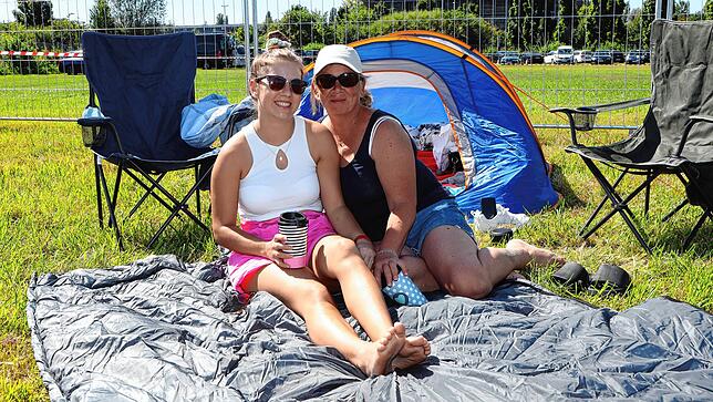 Bild 26: So sieht Vorfreude auf das Seenachtfest aus! Auf dem Konstanzer Flugplatz wird wieder gecampt
