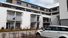 Im Gebäude des sozialen Projekts Pfarrwiese sind neun altersgerechten Wohnungen, zwei Pflegewohngemeinschaften und Arztpraxen ...