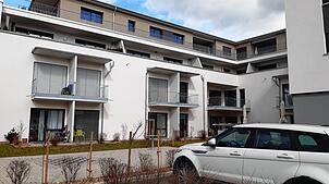 Im Gebäude des sozialen Projekts Pfarrwiese sind neun altersgerechten Wohnungen, zwei Pflegewohngemeinschaften und Arztpraxen ...