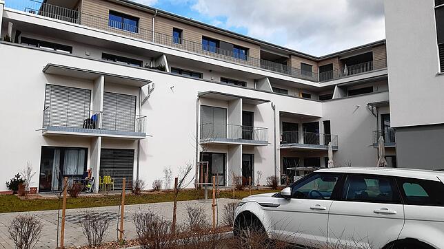 Im Gebäude des sozialen Projekts Pfarrwiese sind neun altersgerechten Wohnungen, zwei Pflegewohngemeinschaften und Arztpraxen ...