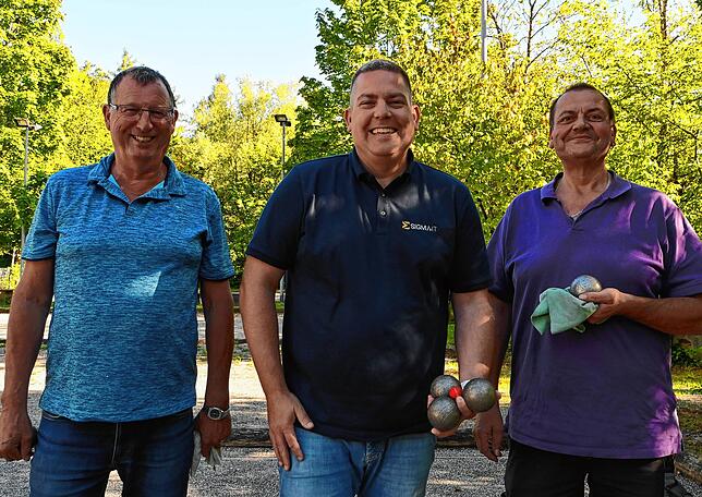 Ernst Kellermann, Dirk Olejnik und Rainer Regenscheit auf dem Gelände der Boule-Freaks Überlingen. Seine Anfänge nahm der Verein an den ...