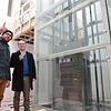 Architekt Philipp Kupprion (links) und der Mitinvestor und Betreiber Markus Kümmerle beraten sich im lichtdurchfluteten Treppenhaus des ...