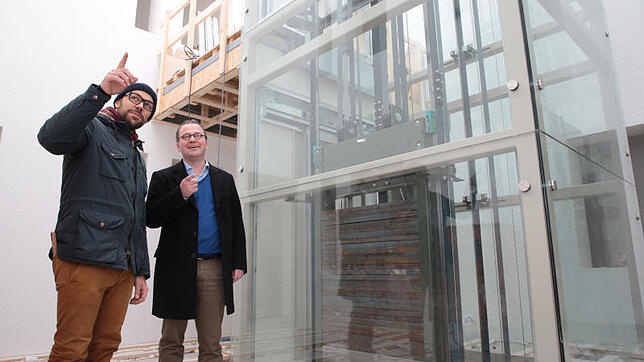 Architekt Philipp Kupprion (links) und der Mitinvestor und Betreiber Markus Kümmerle beraten sich im lichtdurchfluteten Treppenhaus des ...