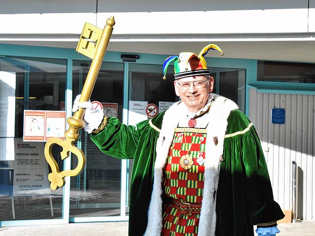 Bild 11: Bilder von der Machtübernahme in Stockach: Bürgermeister seilt den Rathausschlüssel ab