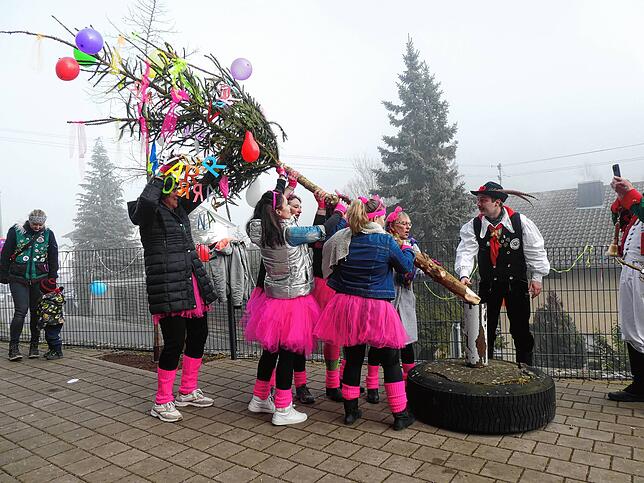 Die Lehrerinnen der Anton-Sohn-Schule in Zizenhausen stellen ihren eigenen Narrenbaum