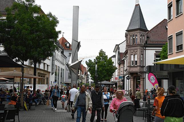 Blick in die belebte Fußgängerzone in der August-Ruf-Straße.