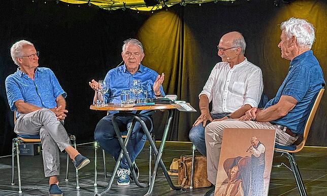 Mit Worten von Martin Walser machte der renommierte Theatermacher Ulrich Khuon (2.vl.) dem Förderverein Sommertheater Mut, um eine ...