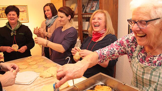 Fasnetküchle zu backen ist eine besondere Kunst und mit viel Spaß verbunden, wie hier in der Zunftstube Löffingen vor zwei Jahren. Am ...