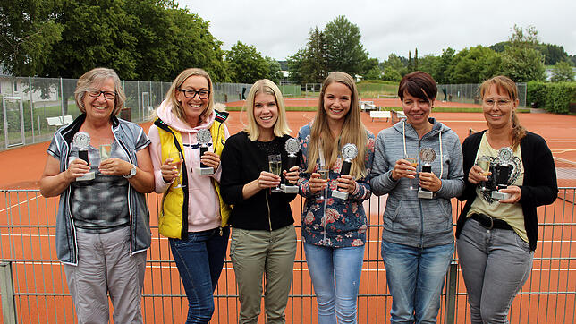 Das Damentennis in Blumberg ist wieder im Aufwind. Unser Bild zeigt von links: Lisa Kanter, Sandra Moses, Tamara Teubert, Carolin ...