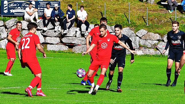 Entscheidender Spieler: Tomas Masek (Mitte) traf vor der Pause doppelt für den FC Tiengen 08 und bereitete das entscheidende Tor durch ...