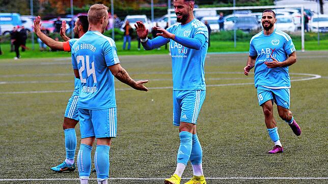 Torjubel: Kevin Peckruhn (Nummer 24) feiert mit seinen Teamkollegen von Südstern Singen.