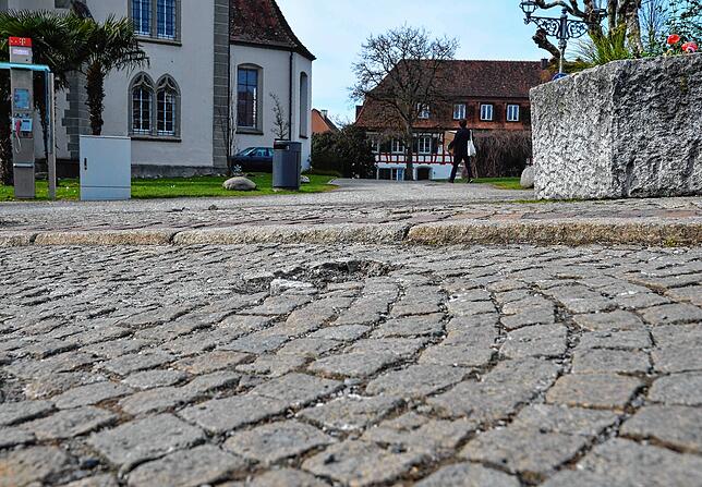 Das Markdorfer Straßenpflaster, wie hier vor der Pfarrkirche, ist vielerorts kaputt. Wer hier mit dem Rollstuhl unterwegs ist, hat große ...