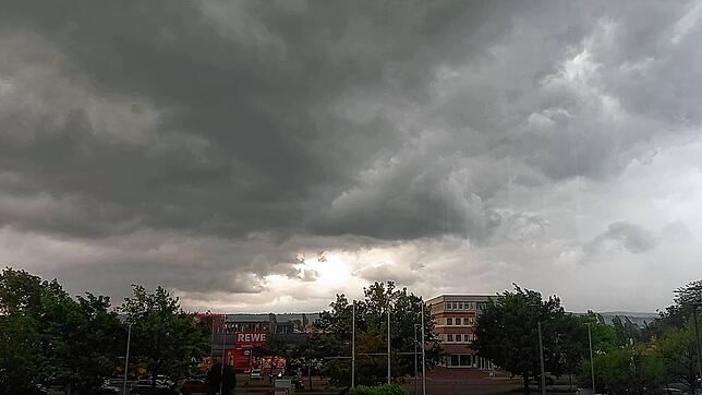 Nach einem schwülen Start in den Tag zieht am Mittwochvormittag, 21. Juni, ein Gewitter über Konstanz. Kurz darauf fällt in Teilen der ...