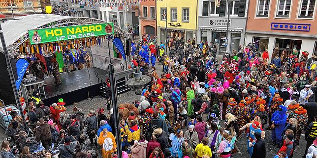 (Archivbild) Am Schmotzigen 2023 gab es endlich wieder eine Fasnachtsbühne auf der Marktstätte. Blätzlebuebe, Konstanzer Keiler und ...