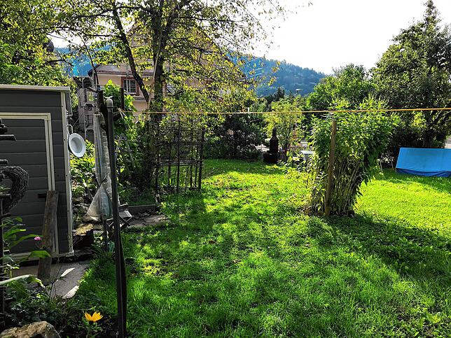Der große Zeltplatz im Garten bietet Platz für sechs bis acht Zelte. Auch eine Toilette sowie eine Gartendusche stehen den Gästen bereit.