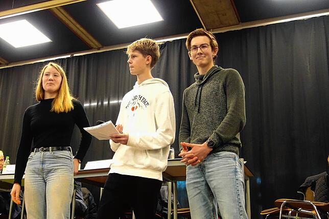 Franziska Berger, Marius Sellerbeck und Maximilian Matern (von links) stellten als gut vorbereitetes Moderatoren-Team den Kandidaten die ...