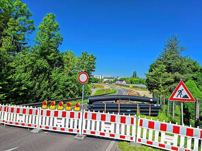 Das Ende der Rundtour: Diese Absperrung markiert den Beginn der Großbaustelle in Riedheim an der Seite Richtung Raderach. Die Baustelle ...