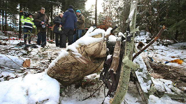 Ein Flugzeugsitz liegt einen Tag nach dem Absturz der Cessna-Mustang am 14. Dezember 2017 in einem Wald bei Waldburg. Die drei Insassen ...