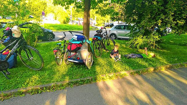 Wenig Spielplätze und teil übervolle Strandbäder zwangen die Niederrheiner dazu, sich auf einem Grünstreifen an einem Parkplatz auszuruhen.