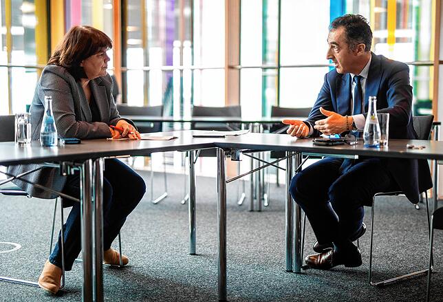 Cem Özdemir (rechts) im Interview mit SÜDKURIER-Korrespondentin Ulrike Bäuerlein in einem Raum der Messe Stuttgart.