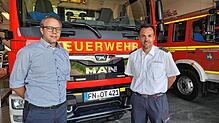 Kreisbrandmeister Alexander Amann (rechts) und Björn Hussal, Kommandant der Freiwilligen Feuerwehr Oberteuringen, im Gerätehaus in ...