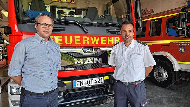 Kreisbrandmeister Alexander Amann (rechts) und Björn Hussal, Kommandant der Freiwilligen Feuerwehr Oberteuringen, im Gerätehaus in ...