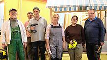 Reinhard Dudek (von links), Ernst Hauger, Robert Rakowski, Anette Jaiser, Sabine Spies und Martin Wullich sind Teil des Wagenbau-Teams ...