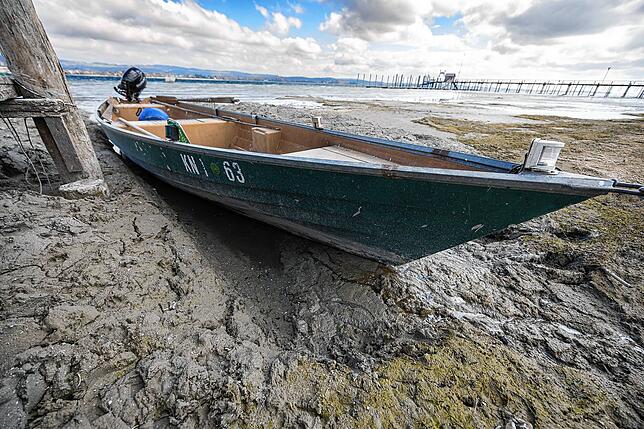 In Iznang liegen die Boote auf dem Trockenen.