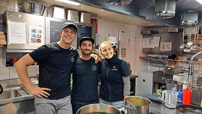 Von links: Dominik, Quentin und Sabrina arbeiten in der Küche des Aeschers.